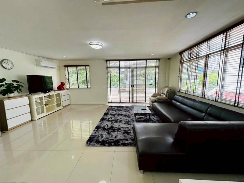 ให้เช่าบ้านเดี่ยว 3 ชั้น สุขุมวิท31 ใกล้ Emporium พื้นที่ใช้สอยมากถึง 400 ตรม ทำเลดีมาก เดินทางสะดวก - ghd000605R