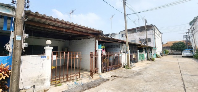 Townhome โรจนะทรัพย์  570000 บาท. ใกล้ ใกล้วิทยาลัยเทคนิคยานยนต์ โลตัสโรจนะ โรงพยาบาลราชธานี เมกกะโฮม นิคมอุตสาหกรรมโรจนะ 1,2 โรงเรียนวัดคานหาม วัดคานหาม สำนักงานสรรพากรพื้นที่สาขาอุทัย บิ๊กซี(อยุธยา) โลตัส(อยุธยา) ศูนย์ราชการอยุธยา การเดินทางสะดวก (