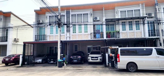 townhome โกลเด้น ทาวน์ อยุธยา พื้นที่ =  23 SQ.WA 0 งาน 0 RAI  3500000 BAHT. ใกล้กับ การเดินทางสะดวก ติดถนนสายเอเชีย อยู่ตรงข้ามบิ๊กซีอยุธยา เพียง 500 เมตร ใกล้เซ็นทรัลอยุธยาเพียง 2 กิโลเมตร และยังใกล้สถานที่สำคัญต่างๆ อีกมากมาย น่า-อยู่