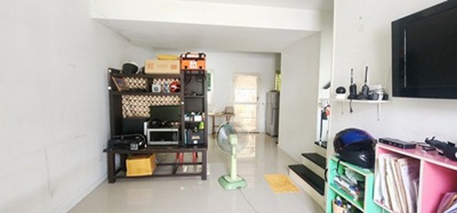 ทาวน์เฮ้าส์ - area 17 Square Wah  ใกล้กับ อยู่ตรงข้ามกับเทสโก้ โลตัส โรจนะ ใกล้ห้างสรรพสินค้าแม็คโคร ใกล้โชว์รูมรถ นิคมอุตสาหกรรมโรจนะ 1, 2 และ 3 เมกาโฮม โรงพยาบาลราชธานี โรงเรียนเซนต์แมรี่ ตลาดจอมพล ป. ตลาดสี่ขวา จัดหนักจัดเต็ม ระบบความปลอดภัยสูงสุด