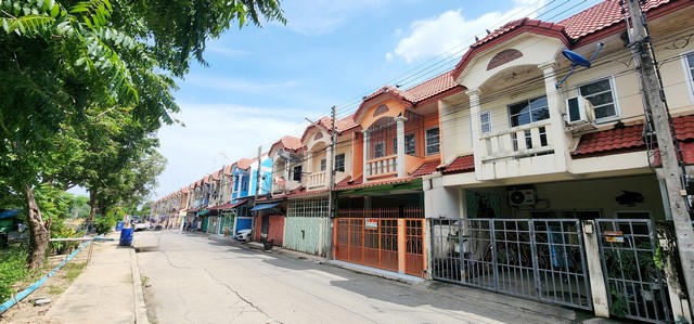 Townhome - 2 ห้องนอน 2 BR ขนาด = 0 RAI 0 งาน 20 SQ.WA 1490000 บาท. ไม่ไกลจาก ใกล้โลตัสบางเลน โรงพยาบาลบางเลน ตลาดดิโอโซน มิสเตอร์ดีไอวาย ตลาดชมภูพงศ์ ตลาดกลางปลาน้ำจืดบางเลนธานี ตลาดกลางกุ้งบางเลนธานี ใกล้ตลาดน้ำทุ่งบัวแดง (ทาวน์เฮ้าส์มือสอง) เงียบสง