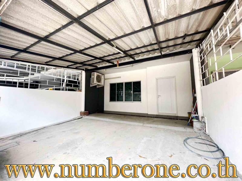 townhome เดอะคอนเนค22 ขนาด 0 ไร่ 0 Ngan 22 sq.wa 3 Bedroom 2 Bathroom 2450000 บาท. ราคาสุดคุ้ม ในโครงการมี เจ้าหน้าที่รักษาความปลอดภัย ตลอด 24 ชั่วโมง สวนสาธารณะและสวนส่วนกลางขนาดใหญ่ กล้องวงจรปิดรอบโครงการ ทำเลดี ใกล้สนามบินสุวรรณภูมิ แฟชั่นไอซ์แลนด