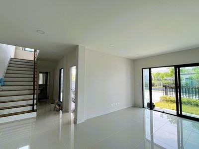 ถูกกว่าซื้อตรงจากโครงการ! สภาพมือ1 ไม่เคยเข้าอยู่ ขาย บ้านเดี่ยว เซนโทร ทวีวัฒนา 102.8 ตารางวา แถมแอร์ทั้งหลัง ม่านทั้งหลัง!!