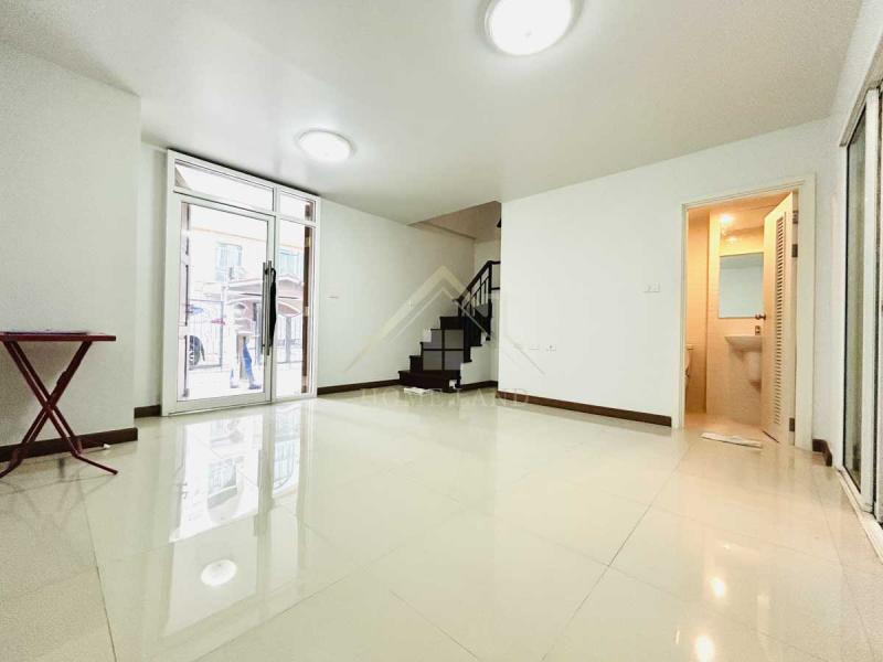 ทาวน์โฮม 5 ชั้น หมู่บ้าน ไอวี่ ไชน่าทาวน์ ป้อมปราบศัตรูพ่าย หลังริม