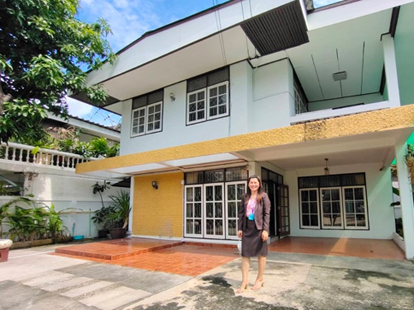 ให้เช่าบ้านเดี่ยว 2 ชั้น 60 ตร.ว พื้นที่ใช้สอย 180 ตร.ม 3 ห้องนอน 2 ห้องน้ำ แอร์ เฟอร์บางส่วน ถนน รัชดา เขตห้วยขวาง ราคาเช่า 30,000 บ/ด