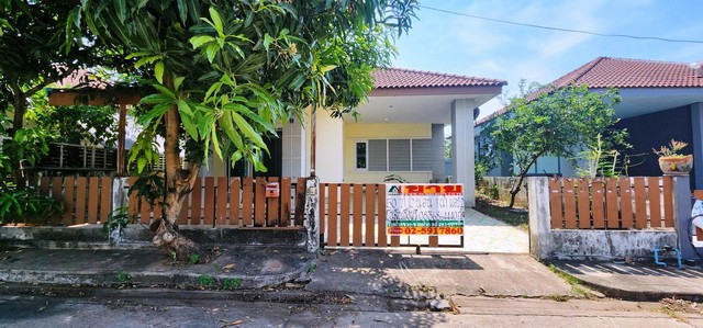 บ้าน สุขุมวิท 5 50 ตาราง.วา 0 ngan 0 RAI 2BEDROOM ไม่ไกลจาก ใกล้โครงการบ้านเอื้ออาทรท่าตูม ร้านอาหารมากมาย ใกล้สี่แยกท่าตูม นิคมอุตสาหกรรม304/ดับเบิลเอ ตลาดนัด 304 พลาซ่า โรงแรมทาวารวดี (บ้านเดี่ยวมือสอง) BIG SURPRISE!! บรรยากาศร่มรื่น น่าอยู่ โครงกา