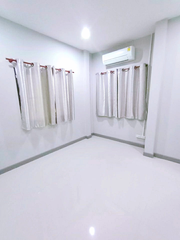 มาร์เก็ตวิลเลจ รังสิต 2.9 กม. คลอง5 ธัญบุรี บ้านเดี่ยว​ หลังมุม 52 ตร.วา.202 ตร.ม.รร.นานาชาติสยาม 4.2 กม. 3 นอน 3 น้ำ