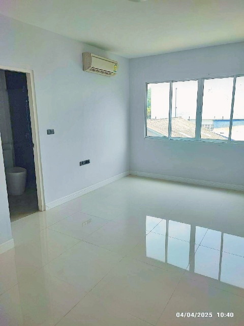 โรงเบียร์เยอรมันตะวันแดง เลียบด่วนเอกมัย ให้เช่าทาวน์โฮม 3ชั้น 20ตร.วา.MRT รามอินทรา 40 1.4 กม. 240ตร.ม. 3นอน 3แอร์ โลตัส วัชรพล 600 ม.