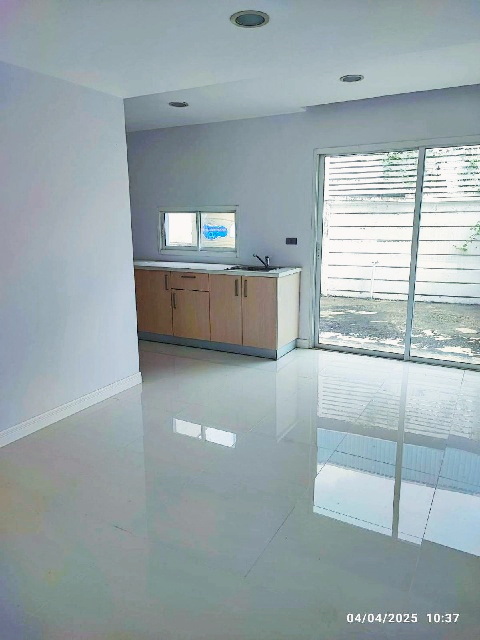 โรงเบียร์เยอรมันตะวันแดง MRT รามอินทรา 40 1.4 กม. ให้เช่าทาวน์โฮม 3ชั้น  เลียบด่วนเอกมัย 22ตร.วา. 242ตร.ม. 3นอน 3แอร์ โลตัส วัชรพล 600 ม.