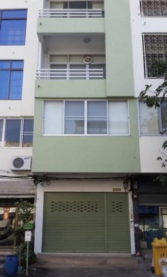 ให้เช่าอาคารพาณิชย์ 4 ชั้น 220 ตรม. ติดถนนซอยรามคำแหง 140 ใกล้ทางขึ้นมอเตอร์เวย์ ใกล้ MRT น้อมเกล้า  