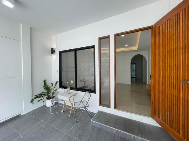 ขายทาวน์เฮาส์ 2 ชั้น 22 ตรว. ซอยนวมินทร์ 111 ใกล้ตลาดปัฐวิกรณ์ ( รีโนเวทใหม่ )