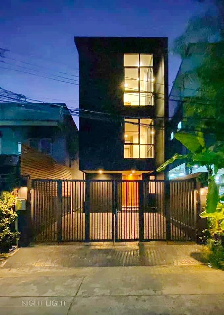 ฟอร์จูนทาวน์ 4.2 กม.  หรูหรา รัชดาภิเษก MRTสุทธิสาร 1.4 กม. ให้เช่าอาคารสำนักงาน 3 ชั้น รร.นานาชาติรีเจ้นท์ 4.5 กม.อาคารเพดานสูง 