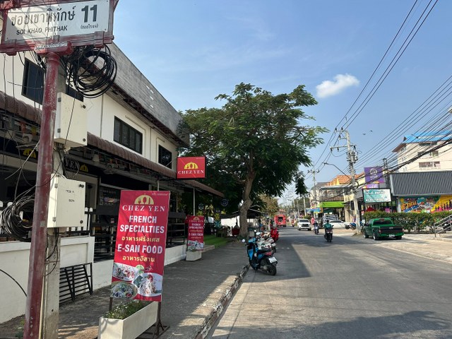 ขาย อาคารพาณิชย์ 2 ชั้น  สร้างเต็มพื้นที่ เนื้อที่ 82 ตรว. พื้นที่ใช้สอยเยอะมาก ตั้งอยู่ในย่านการค้า  อำเภอหัวหิน จังหวัดประจวบคีรีขันธ์