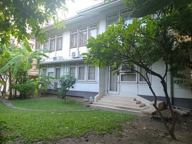 ให้เช่าบ้านเดี่ยวเนื้อที่  463.70ตร.ว. ใกล้ MRT คลองเตย เพียง5นาที  ถ. เชื้อเพลิง  ย่านสีลม สาทร ถนนวิทยุ ติดกับทางด่วนพระราม 4  ทุ่งมหาเมฆ 