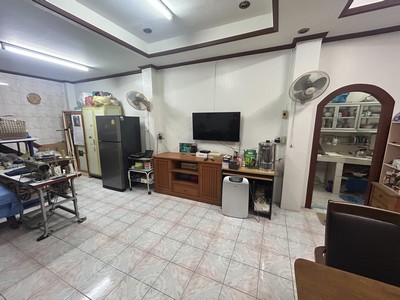 สภาพดี โครงสร้างแข็งแรง! ขายตึกแถว 3 ชั้นครึ่ง ย่านสีลม ถนนคอนแวนต์ ซอยพิพัฒน์ 2 เนื้อที่ 11 ตารางวา ใกล้โรงเรียนเซนต์โยเซฟคอนเวนต์ 