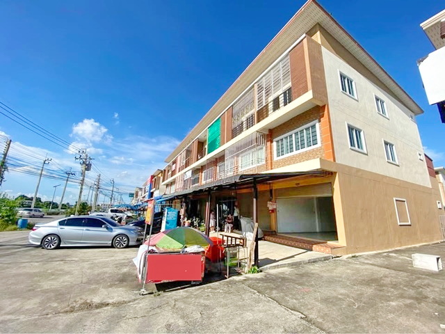 โลตัส แพรกษา-สมุทรปราการ 800 ม. หลังมุม 3นอน รร.สุขเจริญผล 1.2กม. อาคารพาณิชย์ 3 ชั้น 3 น้ำ 25 ตร.วา.300 ตร.ม. ตลาดทรัพย์พัฒนา 1.8 กม.