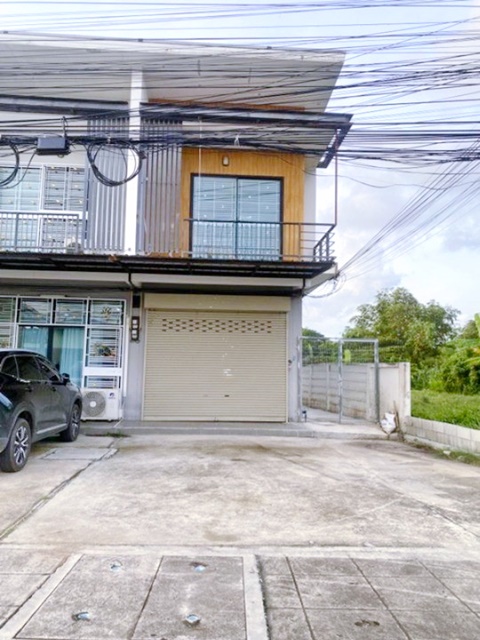 ให้เช่าอาคารพาณิชย์ 2 ชั้น ตลาดศรีระยอง 1.6 กม. เซ็นทรัล ระยอง 4 กม.  ห้องริม 27 ตร.วา. 220 ตร.ม. 2แอร์ 2นอน 2น้ำ  