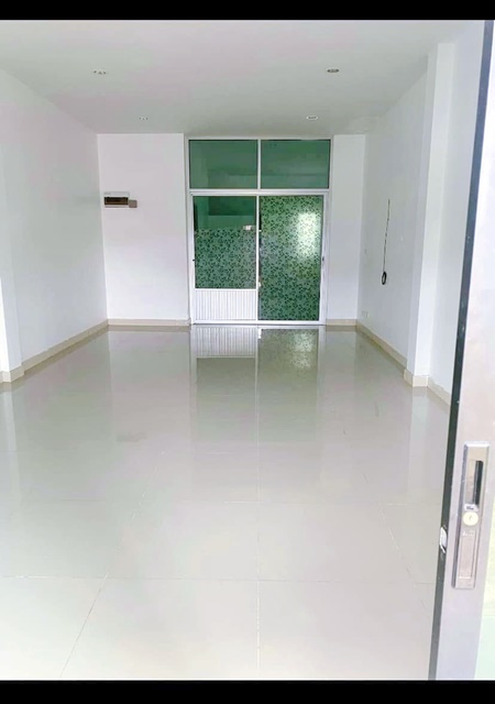 ให้เช่าอาคารพาณิชย์ 2 ชั้น ตลาดศรีระยอง 1.6 กม. เซ็นทรัล ระยอง 4 กม.  ห้องริม 27 ตร.วา. 220 ตร.ม. 2แอร์ 2นอน 2น้ำ