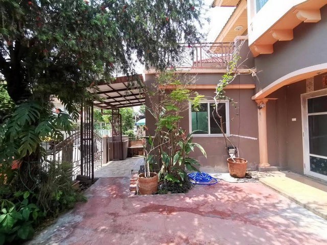 บ้านเนื้อที่ 38.50 ตรว. บ้าน  2 ชั้น 4 นอนห้อง (รวมห้องนอนล่าง ) 2 น้ำ จอดรถ  1 คัน ทิศตะวันออก ครัวนอกบ้าน  มีระเบียงกว้างชั้น 2 บรรยากาศดี