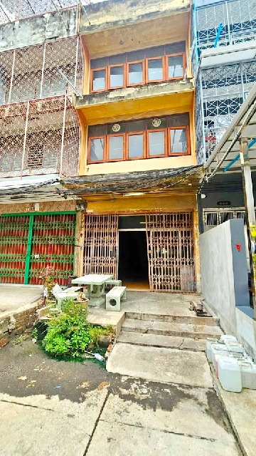 อิมพีเรียล เวิลด์  BigC ลาดพร้าว 3.5 กม. MRT ลาดพร้าว 71 1.1 กม.ให้เช่า อาคารพาณิชย์ 1 คูหา 3 ชั้น+ ดาดฟ้า 