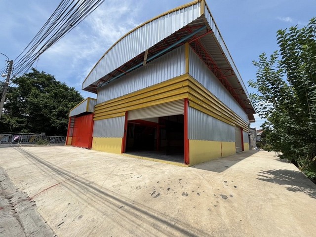 ให้เช่าโกดัง พื้นที่ใช้สอยรวมประมาณ 480 ตารางเมตร  ถนนสะแกงาม พื้นที่จอดรถบริเวณรอบโกดังกว้างขวางเข้าออกสะดวก