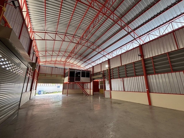 ให้เช่าโกดัง พื้นที่ใช้สอยรวมประมาณ 480 ตารางเมตร  ถนนสะแกงาม พื้นที่จอดรถบริเวณรอบโกดังกว้างขวางเข้าออกสะดวก