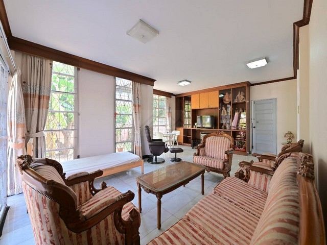 ให้เช่าบ้านหลังมุม 85 ตรว. 3 ห้องนอน หมู่บ้านโฮมเพลส รามคำแหง 140 ใกล้เตรียมอุดมน้อมเกล้า ใกล้ lake ใกล้สโมสร สระว่ายน้ำ สนามเทนนิส