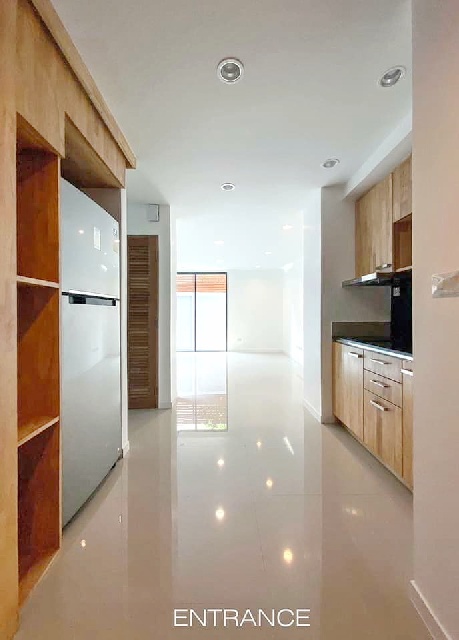 ให้เช่าอาคารสำนักงาน 3 ชั้น ฟอร์จูนทาวน์ 4.2 กม. หรูหรา รัชดาภิเษก  MRTสุทธิสาร 1.4 กม. รร.นานาชาติรีเจ้นท์ 4.5 กม.อาคารเพดานสูง 