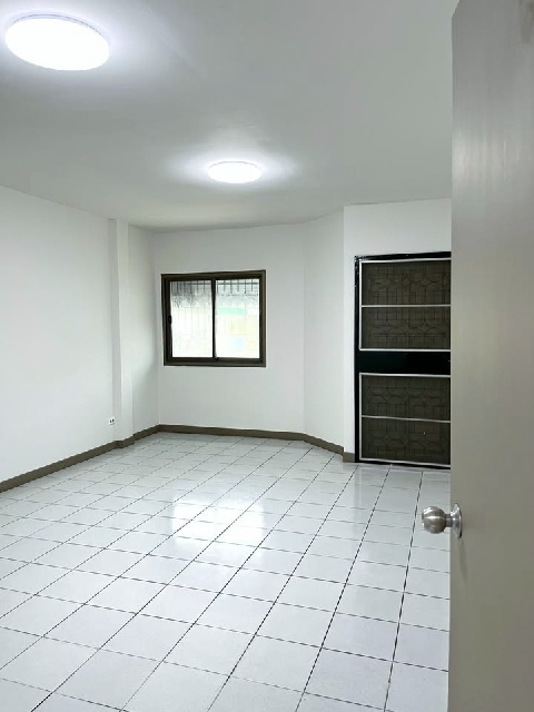 MRT ศรีแบริ่ง 250ม. ให้เช่าทาวน์เฮ้าส์ 3 ชั้น 20 ตร.วา.ซ.ศรีด่าน 11-23  รร.นานาชาติบางกอกพัฒนา 4.5 กม.3 นอน  เซ็นทรัล บางนา 2.4 กม.