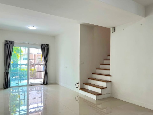 ย่านอ่อนนุช ฉลองกรุง ทาวน์เฮาส์ 2 ชั้นหลังมุม  3 นอน  2 น้ำ รร.สาธิตนานาชาติ สจล. 7.4 กม