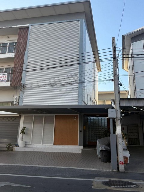 ให้เช่าทาวน์โฮม 3.5 ชั้น 4 ห้องนอน ลาดพร้าว 71 นาคนิวาส 27 ตกแต่งภายในอย่างดี เหมาะทำออฟฟิศและอยู่อาศัย