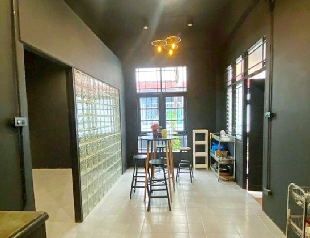 เหม่งจ๋าย ให้เช่า สตูดิโอ พร้อมโชว์รูม 6นอน MRT รามคำแหง 1.7กม. ศรีวรา  ออฟฟิศ 4 ชั้น หลังมุม 36ตร.วา.565 ตร.ม.  4 น้ำ