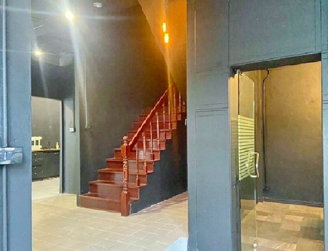 6นอน MRT รามคำแหง 1.7กม. ศรีวรา  เหม่งจ๋าย ให้เช่า สตูดิโอ พร้อมโชว์รูม ออฟฟิศ 4 ชั้น หลังมุม 35 ตร.วา.560 ตร.ม.  4 น้ำ