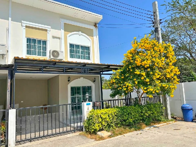 หลังมุมตลาดจตุจักรคุ้มเกล้า 4.5 กม.ตลาดนครฉลองกรุง 2.2 กม.เช่าทาวน์เฮาส์ 2 ชั้น 28ตร.วา.228 ตร.ม