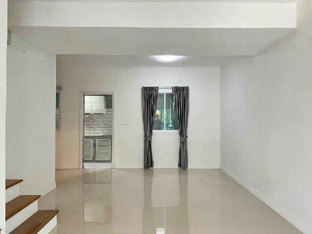 หลังมุมตลาดจตุจักรคุ้มเกล้า 4.5 กม.ตลาดนครฉลองกรุง 2.2 กม.เช่าทาวน์เฮาส์ 2 ชั้น 28ตร.วา.228 ตร.ม