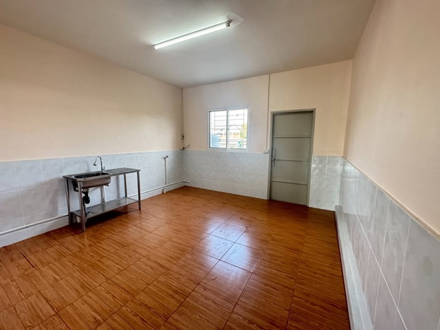 ดาดฟ้า 6นอน วัดพระเงิน 1.2 กม.  ให้เช่าอาคารพาณิชย์ 4 ชั้น รพ.เกษมราษฎร์  2.7กม.วัดมะเดื่อ 1.6กม. บางม่วงกาญจนาภิเษก 500 เมตร