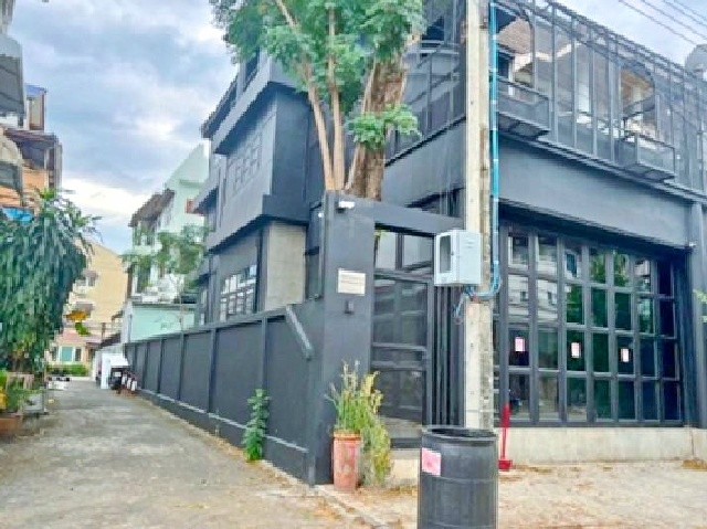 MRT รามคำแหง 1.7กม. เหม่งจ๋าย ให้เช่า สตูดิโอ พร้อมโชว์รูม 6นอน ศรีวรา ออฟฟิศ 4 ชั้น หลังมุม 36ตร.วา.565 ตร.ม.  4 น้ำ