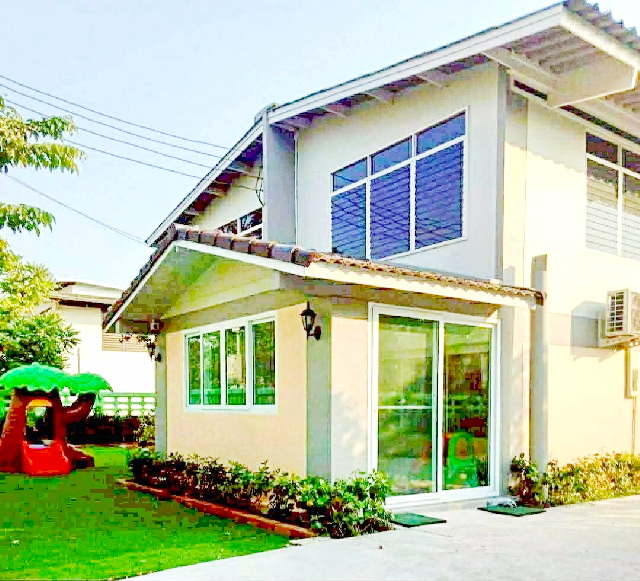 สิ่งอำนวยครบครัน  ARL บ้านทับช้าง 3.5 กม คฤหาสน์ 2 ชั้น 1ไร่  รร.นานาชาติแอสคอท 2.5 กม.3 นอน 3 น้ำ  ตลาดการเคหะกรุงเทพกรีฑา 1.1 กม.  