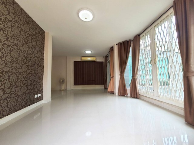 ขายบ้านเดี่ยวพร้อมผู้เช่า ขนาดพื้นที่ 53.6 ตร.ว. เพอร์เฟค เพลส รัตนาธิเบศร์ ใกล้ MRT สถานีไทรม้า เข้า-ออกสู่ถนนหลักได้หลายทาง เมือง  นนทบุรี