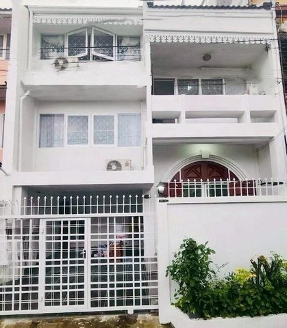 ให้เช่าทาวน์โฮม 3ชั้น 5ระดับ ซอยเอกมัย28 (สุขุมวิท 63) ใจกลางเมืองกรุงเทพ ใกล้ BTSเอกมัย เข้าออกได้หลายทาง