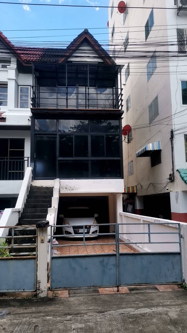 ขาย Home Office 3.5 ชั้น ย่านลาดพร้าว – ตรงข้ามสนามกอล์ฟ