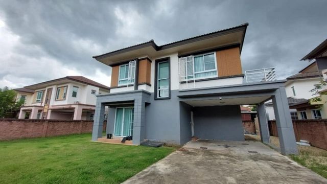 บ้านสองชั้นในโครงการ #คิวเฮาส์วรารมย์ ให้เช่า 25,000 บาท/เดือน บ้านพื้นที่กว้างมีสนามหญ้าหน้าบ้าน #เดินทางสะดวก #คลับเฮาส์