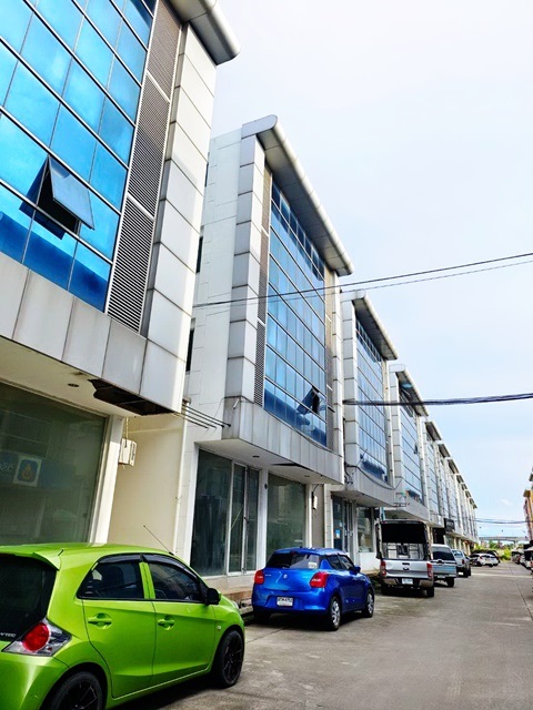 พระจอมเกล้า 4ชั้น ติดถนนใหญ่ Airport Link ลาดกระบัง สุวรรณภูมิ กิ่งแก้ว หน้ากว้าง 8ม.10จอดรถ  40ตรว. 512ตรม.