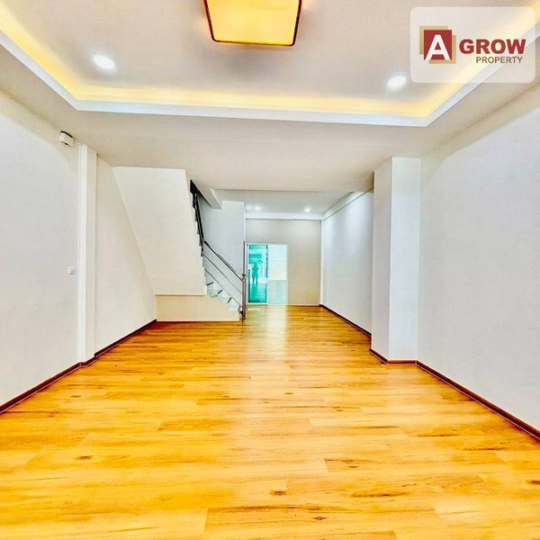 หมู่บ้านเหนือฟ้าโฟร์  ถนนบ้านกล้วย-ไทรน้อย บ้านรีโนเวทใหม่ทั้งหลัง พร้อมเข้าอยู่