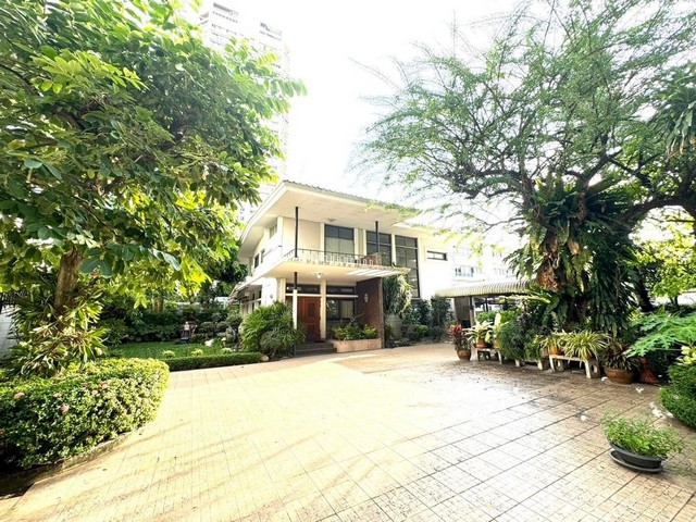 ให้เช่าบ้านเดี่ยว 2หลัง ในพื้นท่ี่เดียวกัน ซอยเอกมัย28  เข้า-ออกถนนเอกมัยและสุขุมวิท71 ทองหล่อ เพชรบุรี