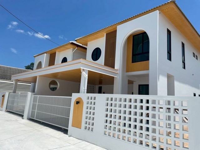 ขายบ้านแฝด 2 ชั้น 4นอน มบ.อริยะ-ศรีราชา บ้านใหม่มือ1 ซอยโรงน้ำพริก2 น้ำไม่ท่วม ทำเลเมือง ใกล้ตลาด Big market ซากค้อ-หนองขาม ศรีราชา ชลบุรี