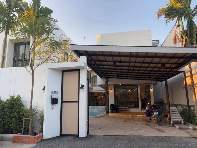 ขายพร้อมผู้เช่า 14.9 ล้าน 104 ตรว. 7 นอน 8 น้ำ #โซนดอยสะเก็ด บ้าน 2.5 ชั้น ตกแต่งสวย #สไตล์โมเดิร์น บรรยกาศดี น่าอยู่ ทำ #Airbnb ได้