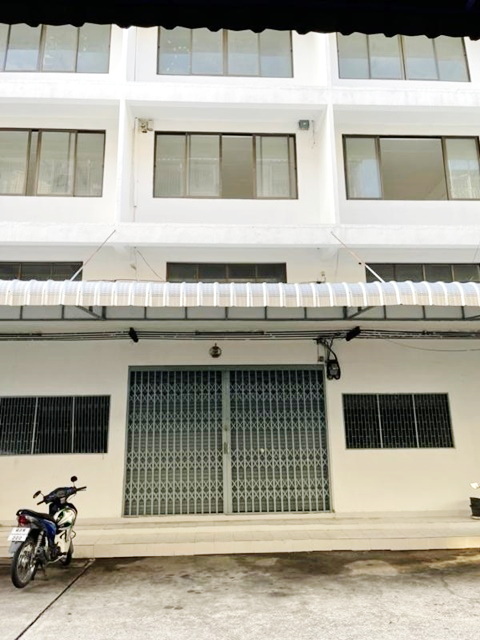 ตลาดพลู ติดถนนใหญ่ MRTท่าพระ200ม.  รัชดาภิเษก-ท่าพระ โกดัง อาคารพาณิชย์ 3 คูหา 4 ชั้น 652 ตรม.  56ตรว.  สี่แยกท่าพระ  2 คัน