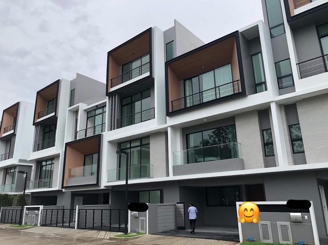 Nirvana define พระราม9 กรุงเทพกรีฑาตัดใหม่ ติดถนนใหญ่ ไม่เข้าซอย