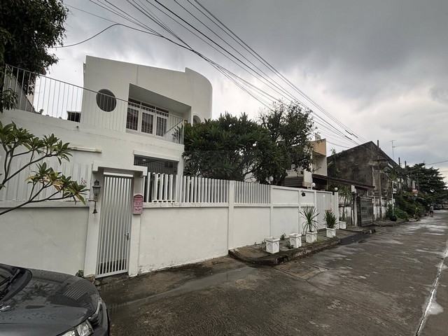 ขายบ้านเดี่ยว 2 ชั้น 88 ตรว. หมู่บ้านอมรพันธ์ 9 ซอยลาดพร้าว-วังหิน 74 เสนานิคม รีโนเวทด้วยทีมสถาปนิกแนวหน้า พร้อมอยู่อาศัย